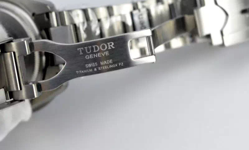 Tudor Engraving on Clasp