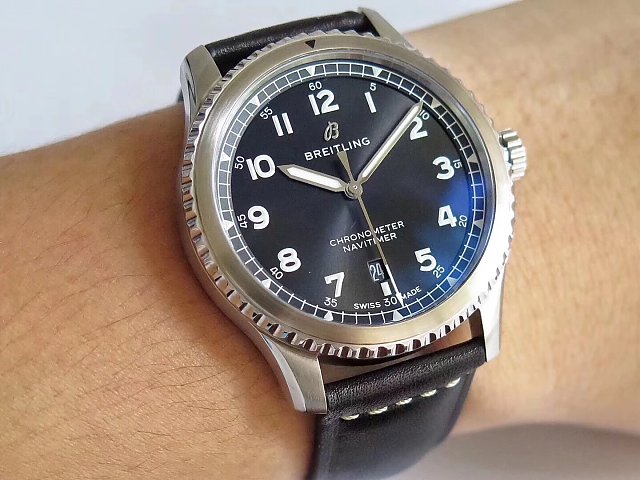 Replica Breitling Navitimer 8 Wrist Shot